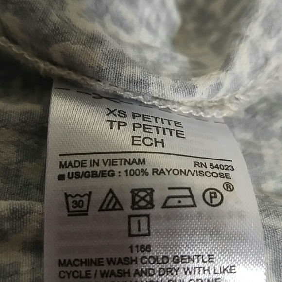 GAP bluish gray and white blouse size XSP - Picture 5 of 5